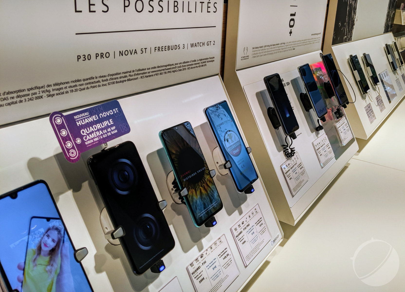 Gros plan sur un processeur avec ses broches dorées posé près d'un socket de carte mère