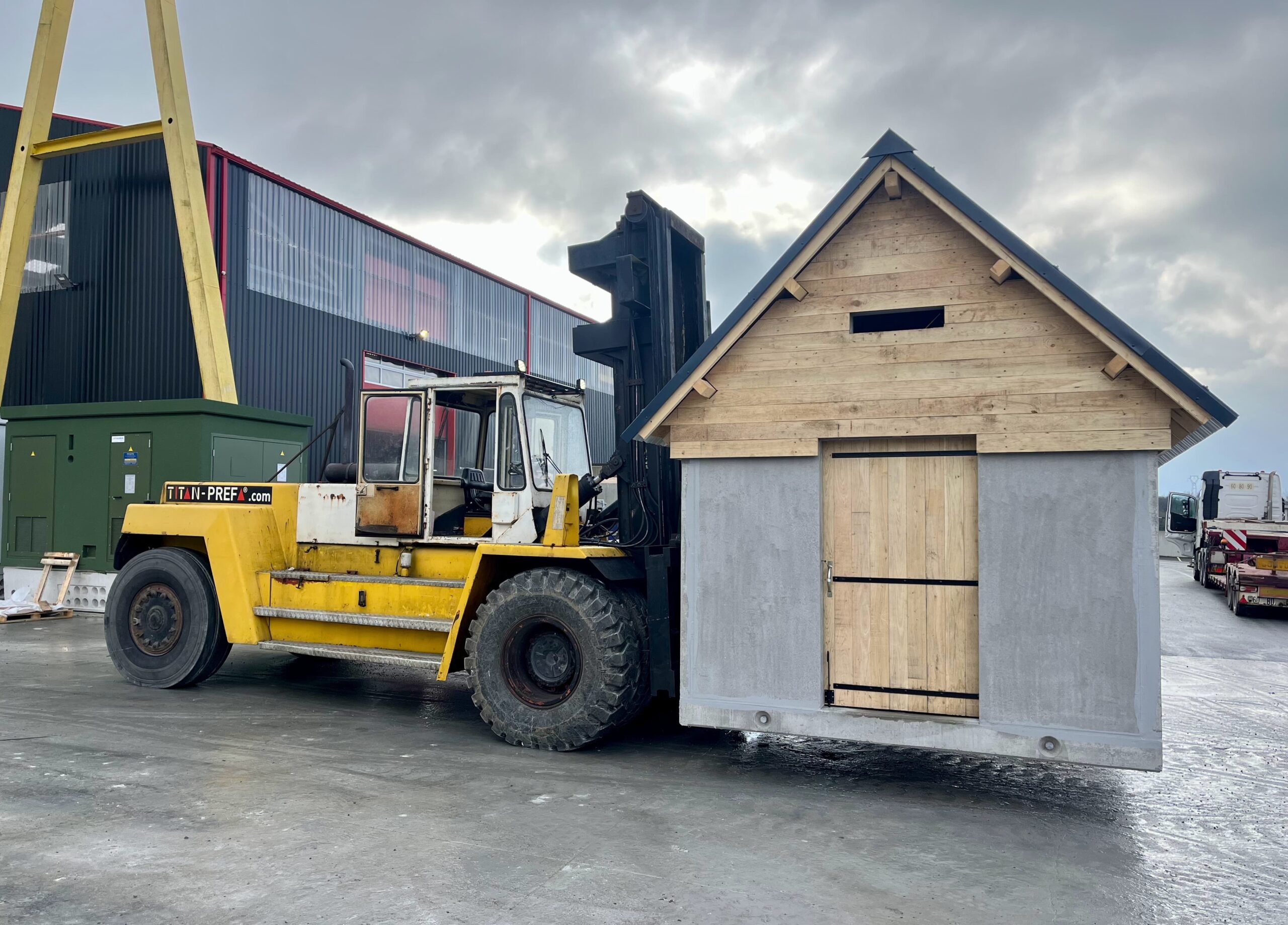 Shelter préfabriqué posé dans un environnement naturel