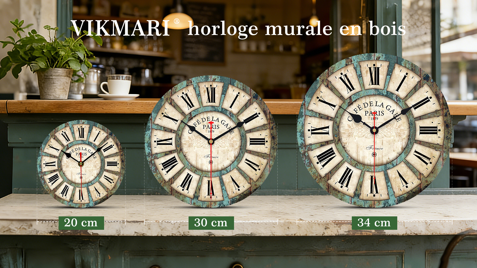 Horloge murale à chiffres romains en bois avec cadran clair et aiguilles fines sur un mur de salon