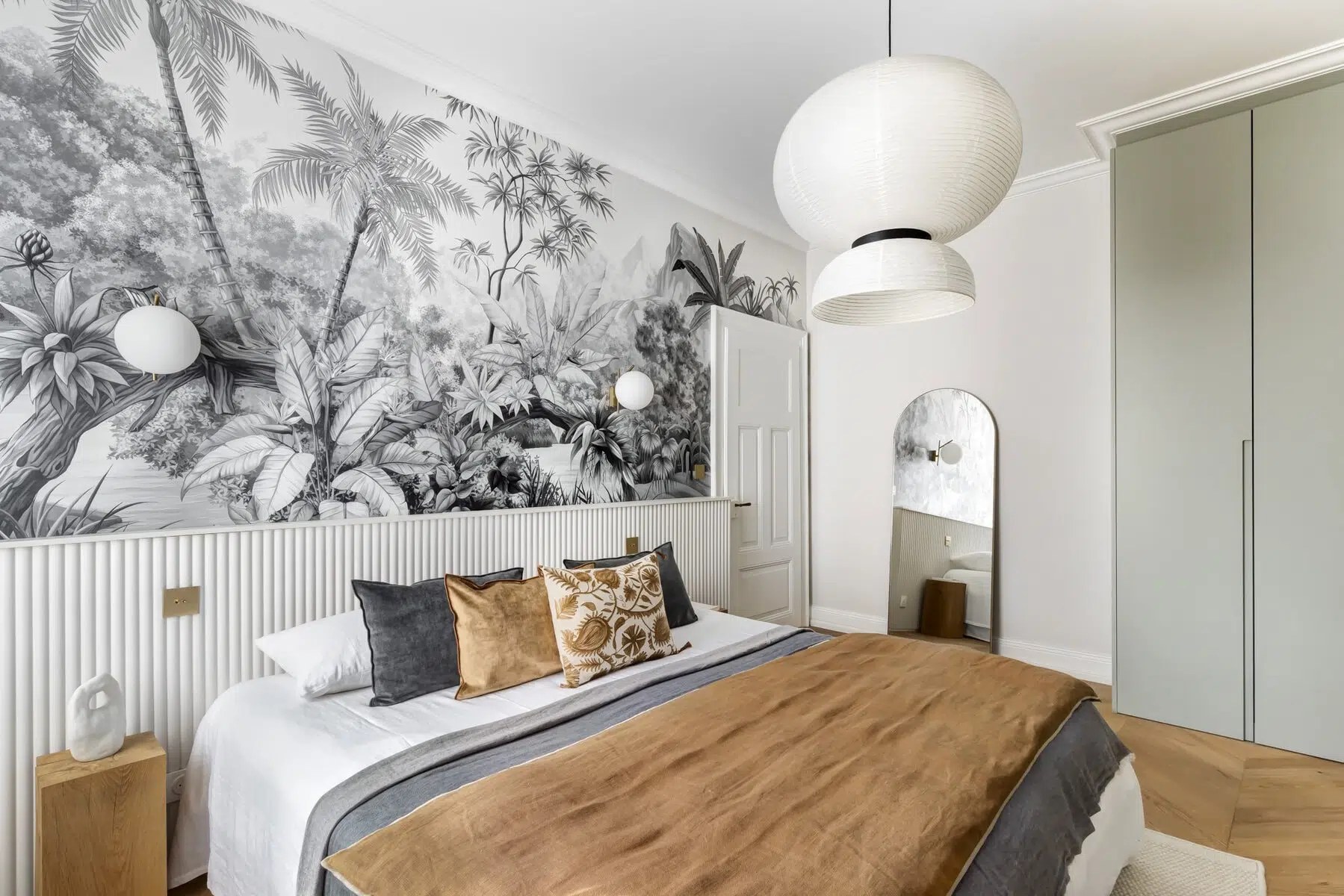 Chambre avec tête de lit en papier peint aux motifs végétaux