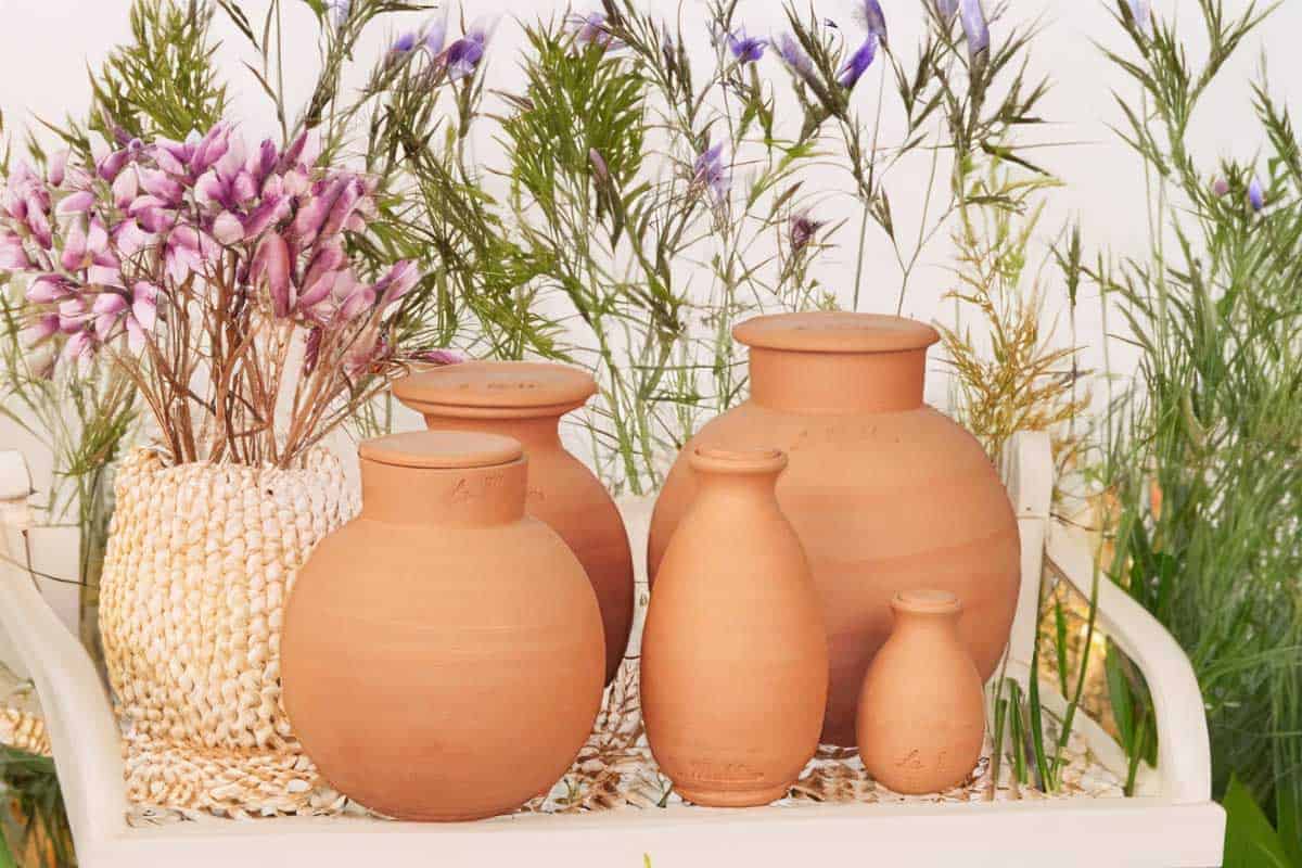 Grand vase d'Anduze artisanal en terre naturelle dans un jardin