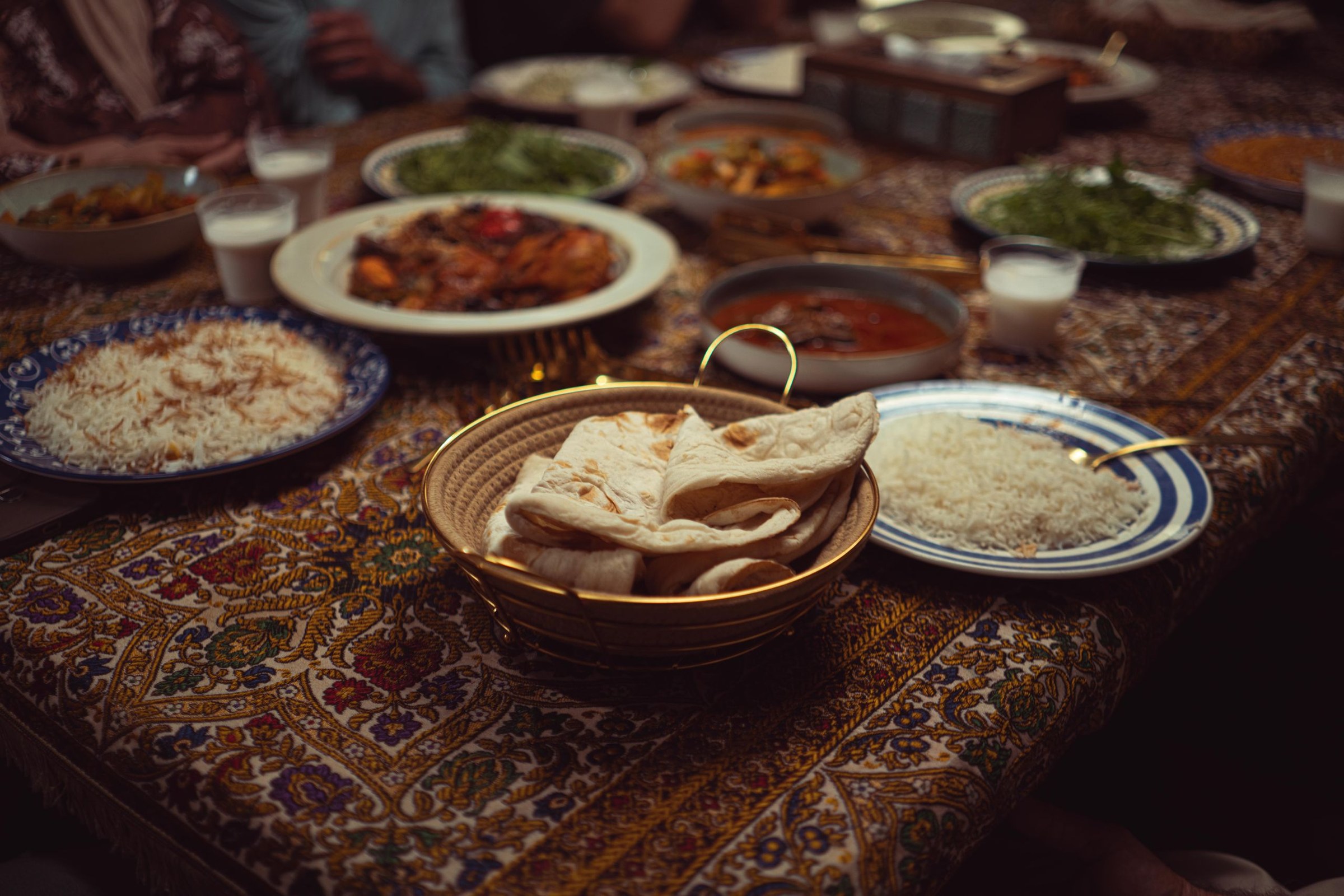 Nappe indienne en coton imprimée au bloc de bois avec motifs floraux sur une table de salle à manger