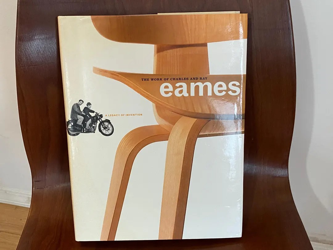 Chaise en contreplaqué moulé dessinée par Charles Eames