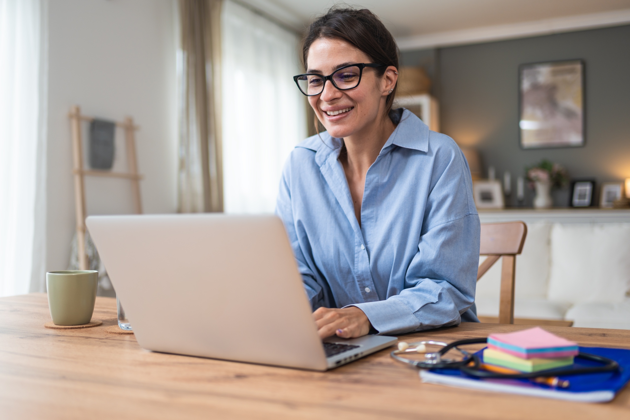 Poste de travail à domicile équipé pour un métier en télétravail
